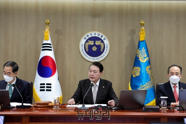 ▲ 윤석열 대통령이 지난 3일 서울 용산 대통령실에서 새해 첫 국무회의를 주재하고 있다.ⓒ대통령실 제공
