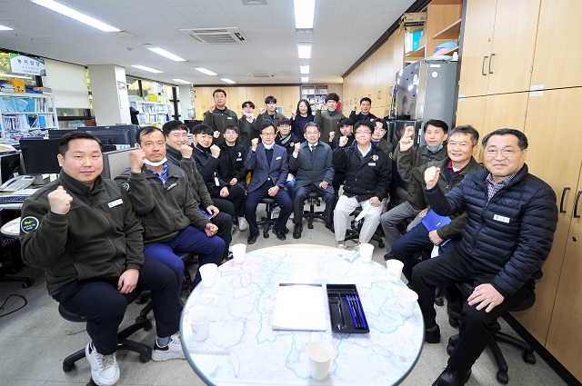 ▲ 김진열 군수는 지난 3일 재무과 직원들과 티타임을 통해 부서별 현안사항, 지역 발전에 대한 아이디어 발굴 등 군정 방향을 공유하고 직원들의 애로사항 청취를 위한 티타임을 가졌다.ⓒ군위군