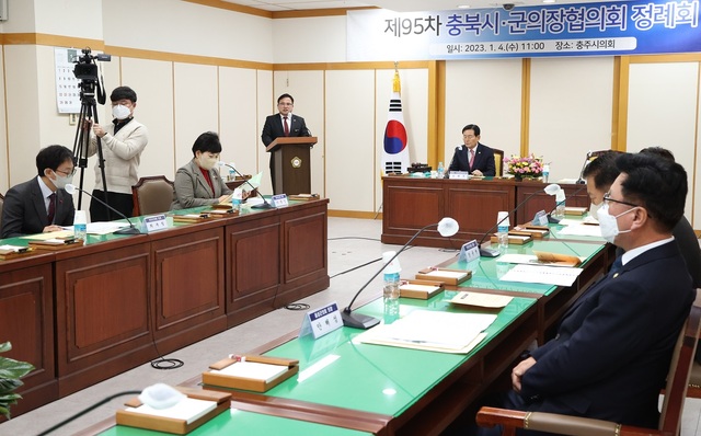 ▲ 박해수 충주시의장이 4일 충주시의회에서 열린 충북시군의장협의회에서 인사말을 하고 있다.ⓒ충주시의회