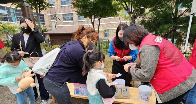 ▲ 지난해 유치원 놀이자원봉사자들이 우아의 현장 체험활동을 돕고 있다.ⓒ세종교육청
