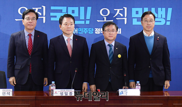 ▲ 성일종 국민의힘 정책위의장, 김성환 더불어민주당 정책위의장 등이 4일 오전 국회 의원회관에서 열린 정부조직법 관련 3+3 회의에 앞서 기념촬영을 하고 있다.ⓒ이종현 기자