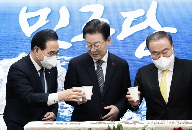 ▲ 이재명 더불어민주당 대표와 박홍근 원내대표, 문희상 상임고문이 지난 1일 오전 서울 여의도 더불어민주당 중앙당사에서 열린 2023 신년인사회에서 건배를 하고 있다. ⓒ뉴시스