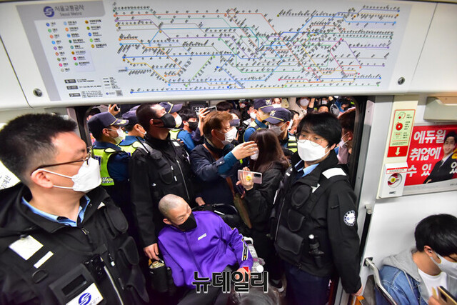 ▲ 전국장애인차별철폐연대가 지난해 4월 출근길 지하철 시위를 벌이고 있는 모습. ⓒ뉴데일리DB