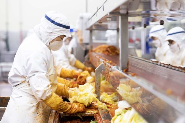 ▲ 충북산 ‘어쩌다 못난이김치’ 만드는 모습.ⓒGS더프레시 제공