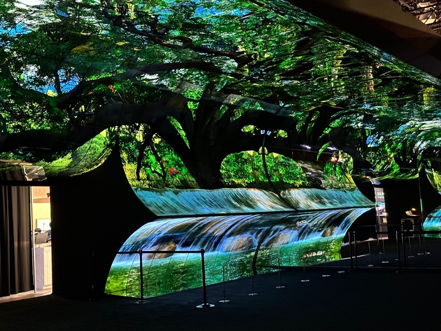 ▲ CES 2023 LG전자 전시관 입구에 설치된 '올레드 지평선' 모습 ⓒ장소희 기자