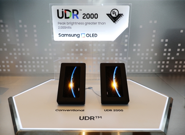 ▲ 'CES 2023' 삼성디스플레이 전시 부스에서 'UDR 2000' 마크를 획득한 초고휘도 OLED와 일반 OLED의 밝기를 비교 전시하고 있는 모습. ⓒ삼성디스플레이