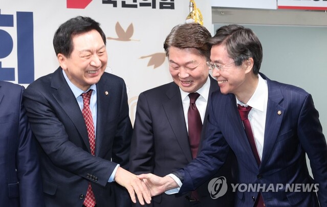 ▲ 국민의힘 당권주자인 김기현(왼쪽부터), 안철수, 조경태 의원이 1일 오전 서울 여의도 중앙당사에서 열린 2023 국민의힘 신년인사회에서 인사하고 있다.ⓒ연합뉴스