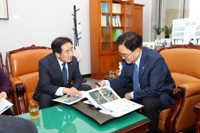 ▲ 송기섭 군수가 지난해 11월 9일 국회를 방문해 우원식 예결위원장을 만나 예산 확보를 위한 지역 현안 등을 설명하고 있다.ⓒ진천군