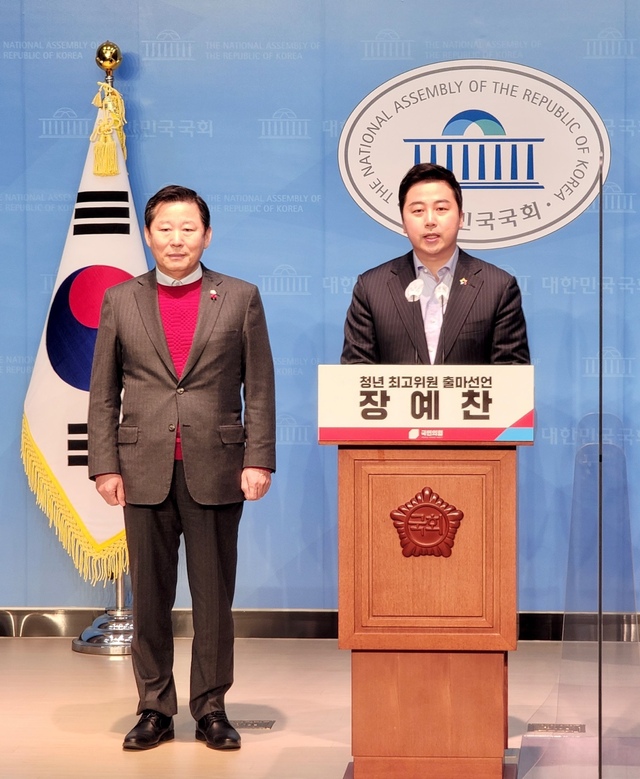▲ 장예찬 청년재단 이사장이 5일 오전 서울 여의도 국회 소통관에서 이철규 국민의힘 의원과 함께 기자회견을 열고 국민의힘 청년 최고위원 출마를 선언하고 있다. ⓒ장예찬 청년재단 이사장 제공