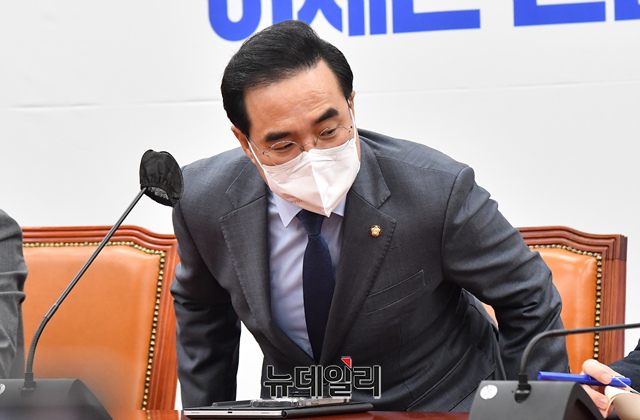 ▲ 박홍근 더불어민주당 원내대표가 5일 오전 국회에서 열린 정책조정회의에 참석하기 위해 입장하고 있다. ⓒ이종현 기자