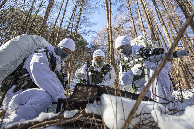 ▲ 육군 특수전사령부 귀성부대 장병들이 지난 1일 강원도 황병산 일대 동계훈련장에서 특수정찰 전 작전토의를 진행하고 있다. ⓒ육군