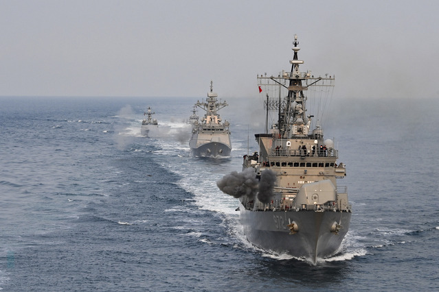 ▲ 해군 2함대가 지난 4일 오후 충남 태안 해상에서 경기함(2500t급), 유도탄고속함인 홍시욱함(450t급), 고속정(230t급)이 전술기동훈련을 하는 모습. ⓒ사진공동취재단