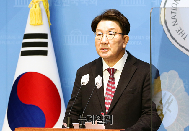 ▲ 권성동 국민의힘 의원이 5일 국회 소통관에서 당대표 불출마 선언 기자회견을 갖고 있다.ⓒ이종현 기자