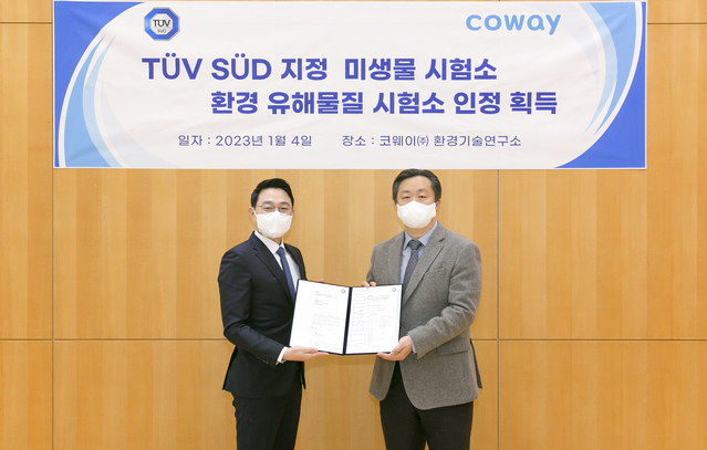 ▲ 인증서 수여식에 참석한 박찬정 코웨이 환경기술연구소장(오른쪽), 서정욱 TÜV SÜD Korea 대표이사(왼쪽)가 기념촬영을 하고 있다.ⓒ코웨이