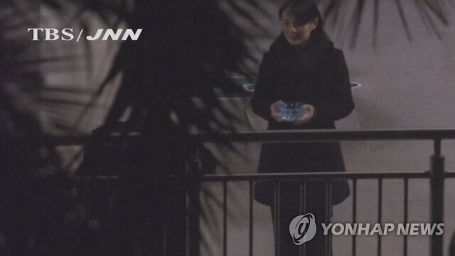 ▲ 김정은 북한 국무위원장이 북미 정상회담을 위해 베트남 하노이에 도착하기 몇 시간 전 26일 새벽 중국 남부 난닝의 역에서 휴식을 취하며 담배를 피우자 여동생인 김여정 노동당 선전선동부 제1부부장이 크리스탈 재질로 보이는 재떨이를 들고 서 있다. 2019.2.26 ⓒ연합뉴스(TBS 제공)