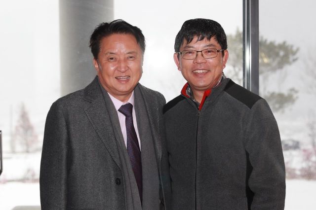 ▲ 김영환 충북지사(왼쪽)와 양상문 감독.ⓒ충북도