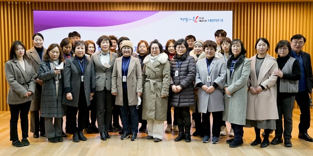 ▲ 경상북도는 5일 도청 다목적홀에서 ‘제8기 경북 소비자물가 모니터 위촉식’을 열고 각 시군에서 활동할 33명의 모니터요원에게 위촉장 전달식을 가졌다.ⓒ경북도