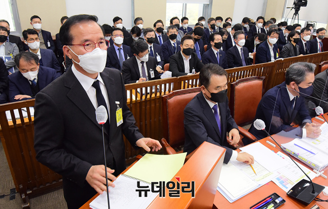 ▲ 김광호 서울경찰청장이 7일 국회에서 열린 행정안전위원회 전체회의에서 의원들 질문에 답변하고 있다. ⓒ이종현 기자