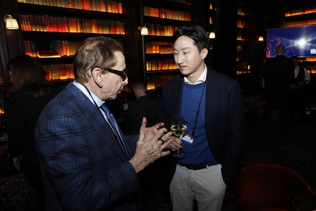 ▲ 정기선 HD현대 사장(우)과 미국의 기상예보 서비스 기업 아큐웨더 조엘 마이어스 창업자&CEO(좌)가 포춘 브레인스톰 테크 디너에서 대화를 나누고 있다. ⓒHD현대