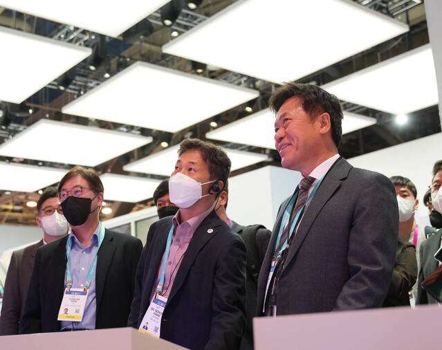 ▲ CES 2023 SK그룹 부스 둘러보는 박정호 SK하이닉스 부회장과 곽노정 SK하이닉스 사장