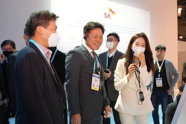 ▲ CES 2023 SK그룹 부스 둘러보는 박정호 SK하이닉스 부회장과 곽노정 SK하이닉스 사장