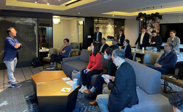 ▲ SK이노베이션 계열 사외이사 등 관계자들이 지난 4일(현지시간)미국 라스베이거스에서 열리는 세계 최대 가전-정보기술(IT)전시회 'CES 2023' 개막 전 세미나에 참석한 모습. ⓒSK이노베이션 제공