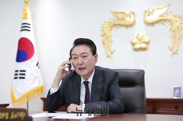 ▲ 윤석열 대통령이 계묘년 새해 첫날인 1일 서울 용산구 대통령실 청사에서 국민들에게 격려 전화를 하고 있다.ⓒ대통령실 제공