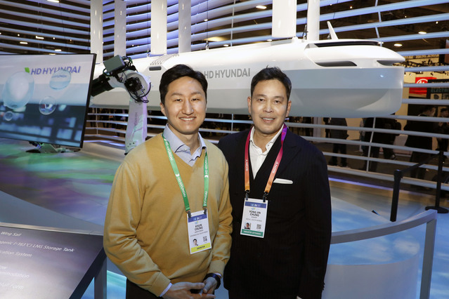 ▲ (왼쪽부터)정기선 HD현대 사장과 정용진 신세계 부회장이 5일(현지시간) 미국 라스베이거스에서 열린 ‘CES 2023’ HD현대 부스에서 기념촬영을 하고 있다. ⓒCES기자단