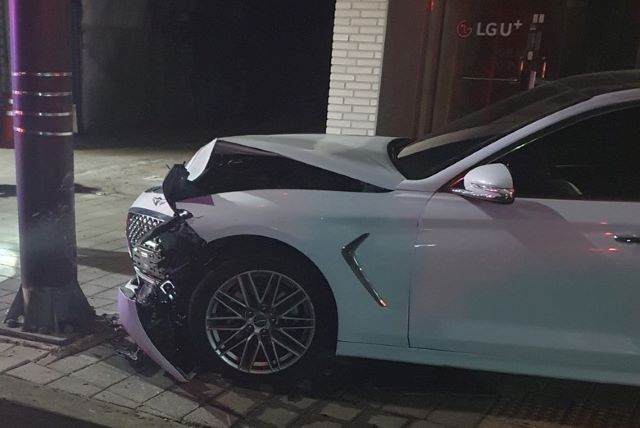 ▲ 6일 오전 1시 33분쯤 충북 청주시 청원구 우암동의 한 사거리에서 A 씨(26)가 몰던 승용차가 보행자 신호등을 들이받았다.ⓒ독자제공