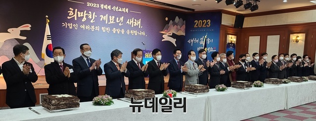 ▲ 충남북부상공회의소와 충청투데이가 주최한 ‘2023년 신년인사회’가 6일 충북북부상공회의소에서 김태흠 충남도지사와 이명수 국회의원(국민의힘 충남도당위원장), 박상돈 천안시장, 정도희 천안시 의장, 박경귀 아산시장, 그리고 지역경제계 인사들이 대거 참석한 가운데 열렸다.ⓒ김정원 기자