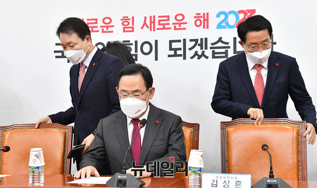 ▲ 주호영 국민의힘 원내대표가 5일 오전 국회에서 열린 비상대책위원회의에 참석하기 위해 입장하고 있다.ⓒ이종현 기자