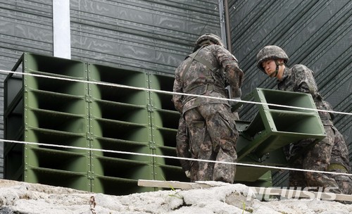 ▲ 문재인 정부 시절인 2018년 5월, 육군 9사단 교하중대 교하 소초 장병들이 경기도 파주시 민간인 통제구역내 설치되어 있는 고정형 대북 확성기를 철거하고 있다. ⓒ뉴시스
