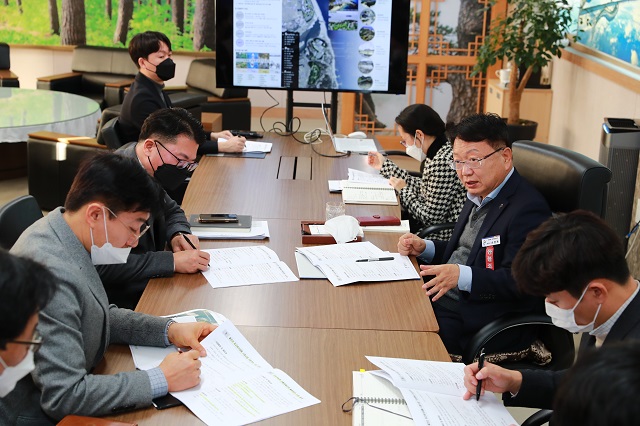 ▲ 울진군은 6일 울진군청 군수실에서 정책홍보관 전 직원이 참석한 가운데 계묘년 새해 첫 정책회의를 개최했다.ⓒ울진군
