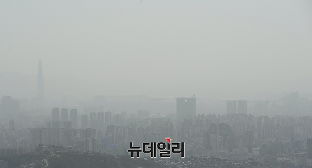 ▲ 강원도가 7일 오전 6시부터 오후 7시까지 영서지역 11개 시·군에 ‘미세먼지 비상저감조치’를 시행한다. 사진은 황사로 뒤덮인 서울 시내 모습.ⓒ뉴데일리 DB