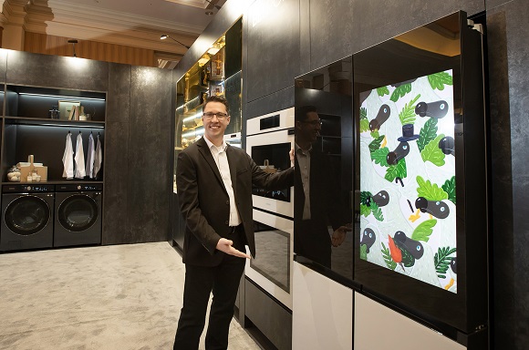 ▲ CES 2023 삼성전자 비스포크 프라이빗 쇼케이스에 전시된 '비스포크 냉장고 패밀리허브 플러스' ⓒ삼성전자