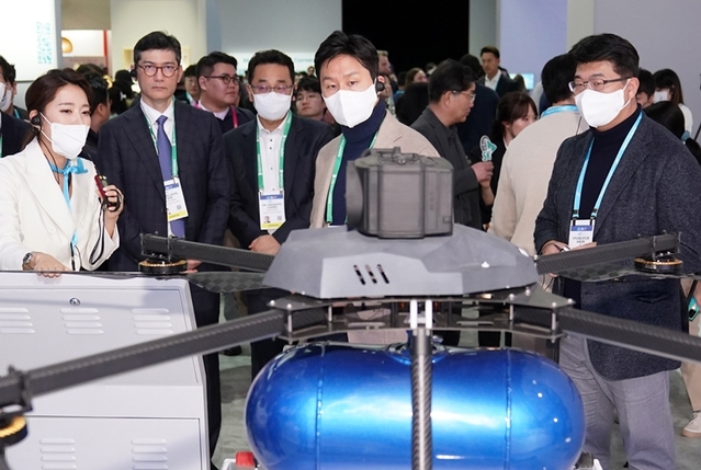 ▲ 정기선 사장이 미국 라스베이거스에서 열린 'CES 2023' SK 부스를 둘러보고 있다. ⓒHD현대