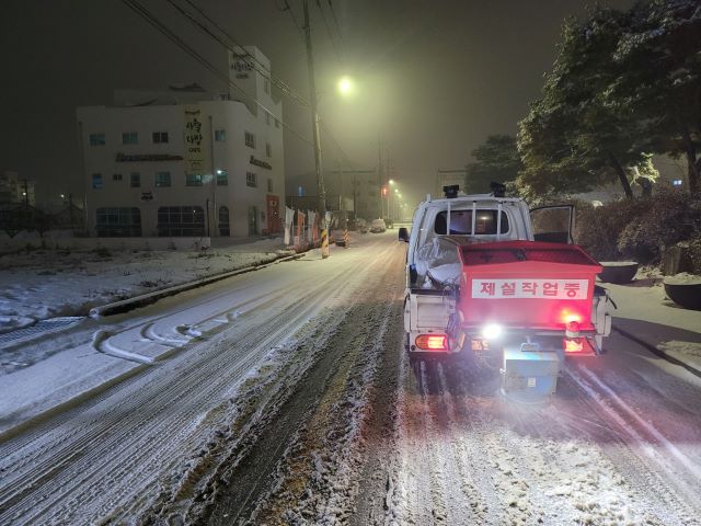 ▲ 충주시가 지난 6일 대설주의보 발효에 따라 선제적 제설작업을 펼치고 있다.ⓒ충주시
