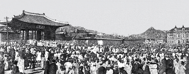 ▲ 1919년3월3일 고종의 장례식. 덕수궁 앞에 조문 인파. (스코필드 박사 촬영, 독립기념관)