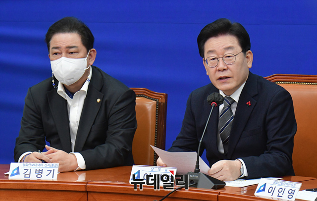 ▲ 이재명 더불어민주당 대표가 6일 오후 국회에서 열린 평화안보대책위원회 긴급회의에서 발언하고 있다. ⓒ이종현 기자