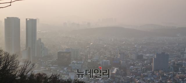 ▲ 청주 상당산성에서 내려다 본 자욱한 뿌연 초미세먼지로 가득한 청주시내 전경.ⓒ김동식 기자
