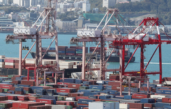 ▲ 수출입화물을 가득 실은 컨테이너선이 부산항을 출항하고 있다.ⓒ연합뉴스