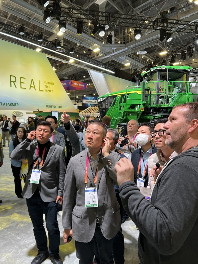 ▲ 구자은 LS그룹 회장이 6일(현지시간) 미국 라스베가스에서 개최된 CES 2023에 참관해 존디어에서 V2V vehicle-to-vehicle에 대한 설명을 듣고 있다. ⓒLS