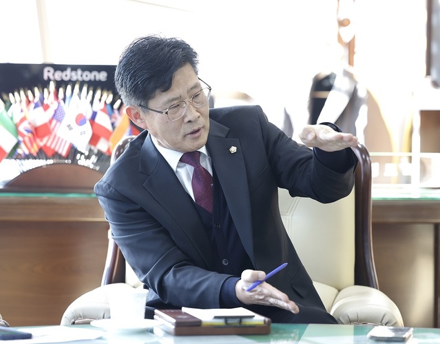 ▲ 정도희 의장이 뉴데일리와 신년 인터뷰에서 2023년 시의회 운영 방향에 대해 설명하고 있다.ⓒ천안시의회