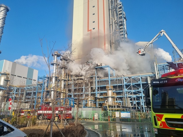 ▲ 8일 오전 8시 46분께 충남 태안군 원북면 방갈리 태안화력발전소에서 폭발음과 함께 불길이 치솟았다는 119 신고를 접수한 소방당국이 오전 8시 59분을 기해 대응 1단계를 발령하고, 관할 소방서의 전 장비와 인력을 동원해 진화작업을 벌이고 있다.ⓒ충남소방본부