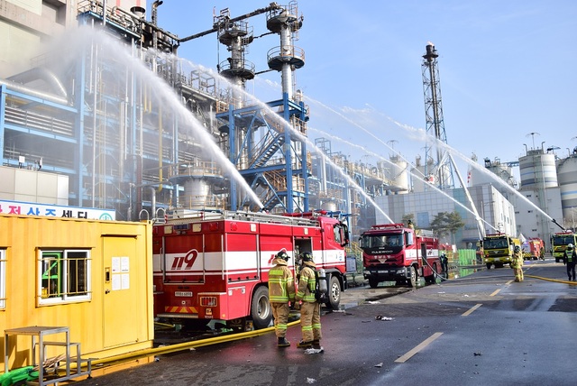 ▲ 충남소방본부의 태안화력발전소 화재 진압 장면.ⓒ충남소방본부