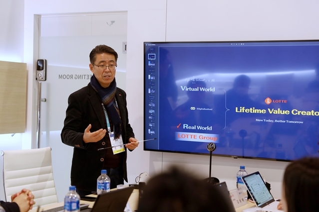 ▲ 노준형 롯데정보통신 대표가 지난 6일(현지시간) 미국 라스베이거스 컨벤션센터(LVCC)에서 ‘롯데 메타버스(가칭)’에 대해 소개하고 있다. ⓒ롯데정보통신
