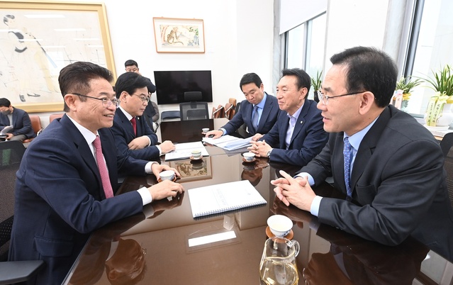 ▲ 이철우 경북도지사 국회방문 장면(좌로부터 이철우 지사, 송언석 의원, 정희용 의원, 김석기 의원, 주호영 의원).ⓒ경북도