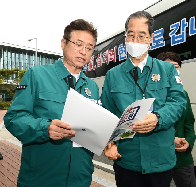 ▲ 이철우 도지사(왼쪽)가 한덕수 국무총리에게 지역현안 사업을 건의하고 있다.ⓒ경북도