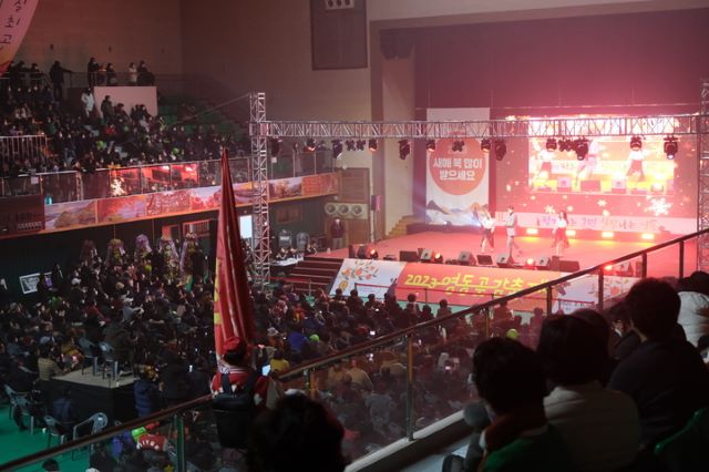 ▲ 8일 ‘2023 영동곶감축제’를 찾은 방문객들이 영동체육관에서 진행된 MBC한마음콘서트에서 가수들과 어우러져 즐거운 시간을 함께하고 있다.ⓒ영동군