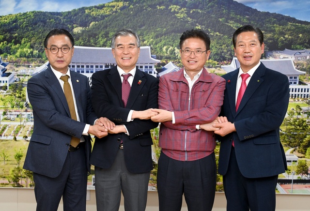 ▲ 경북도는 지난 6일 오후 도청에서 지방 4대 협의체 대표들이 한 자리에 모여 신년 간담회를 개최했다(왼쪽부터 최봉환  회장, 김현기 회장, 이철우 지사, 조재구 청장).ⓒ경북도